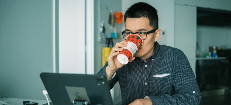 Manos tejiendo textiles